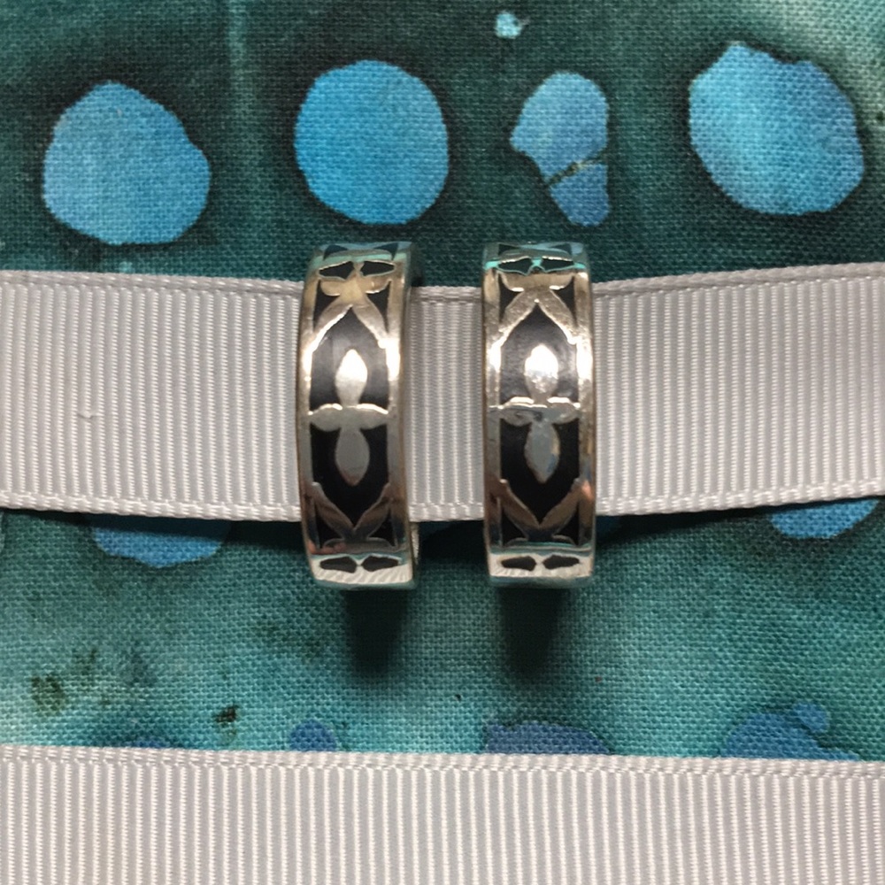 EUC. Silver & black earrings